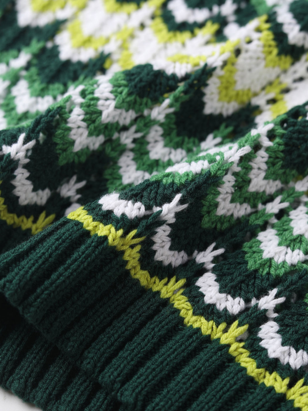 Strickweste mit grünen Trägern