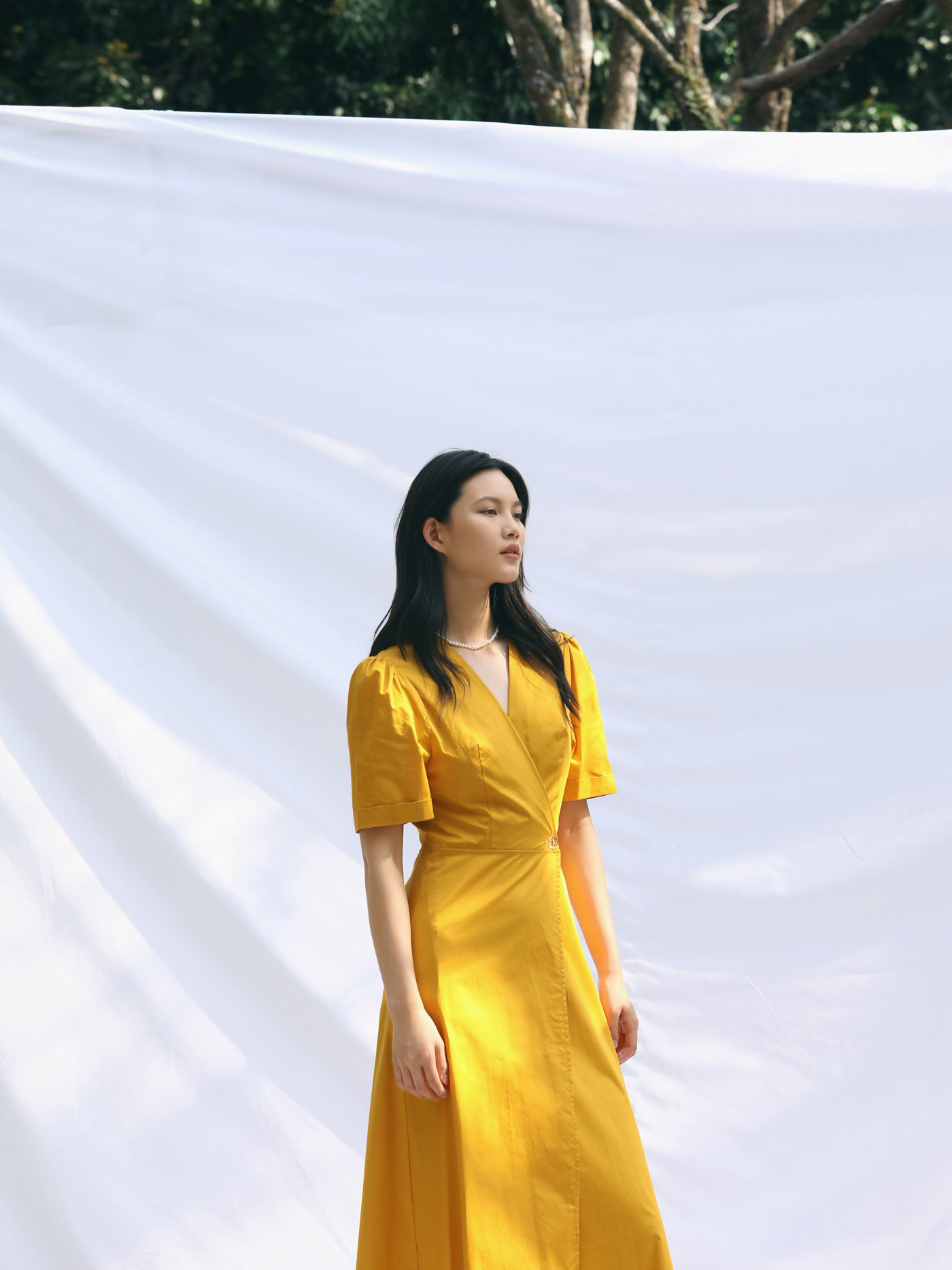 Gelbes Maxikleid mit V-Ausschnitt