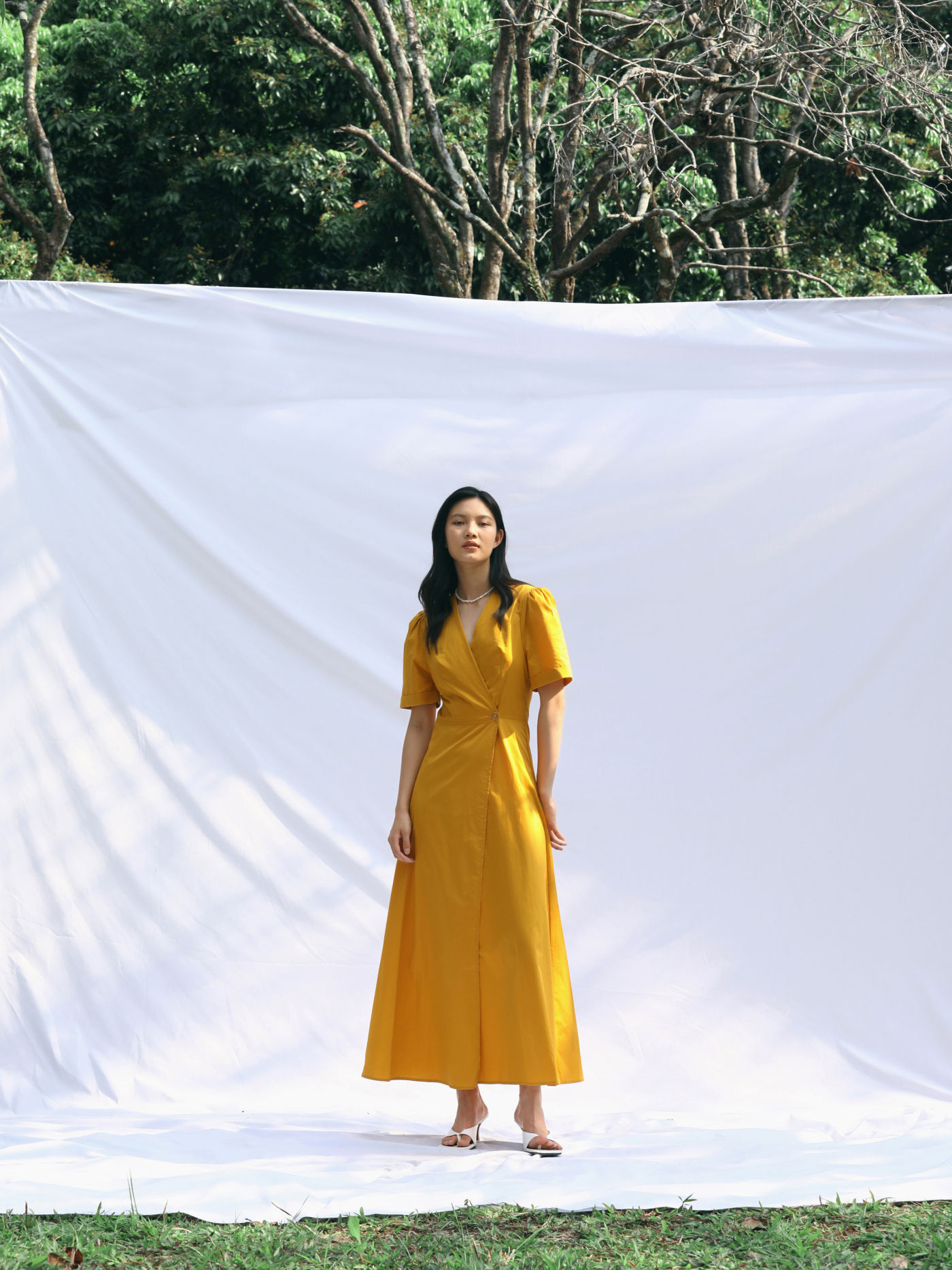 Gelbes Maxikleid mit V-Ausschnitt