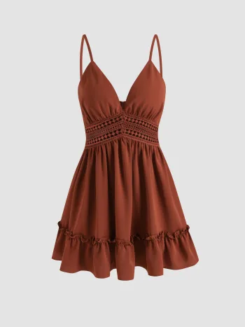 Einfarbiges Mini-Kleid mit Rüschen und Aussparungen