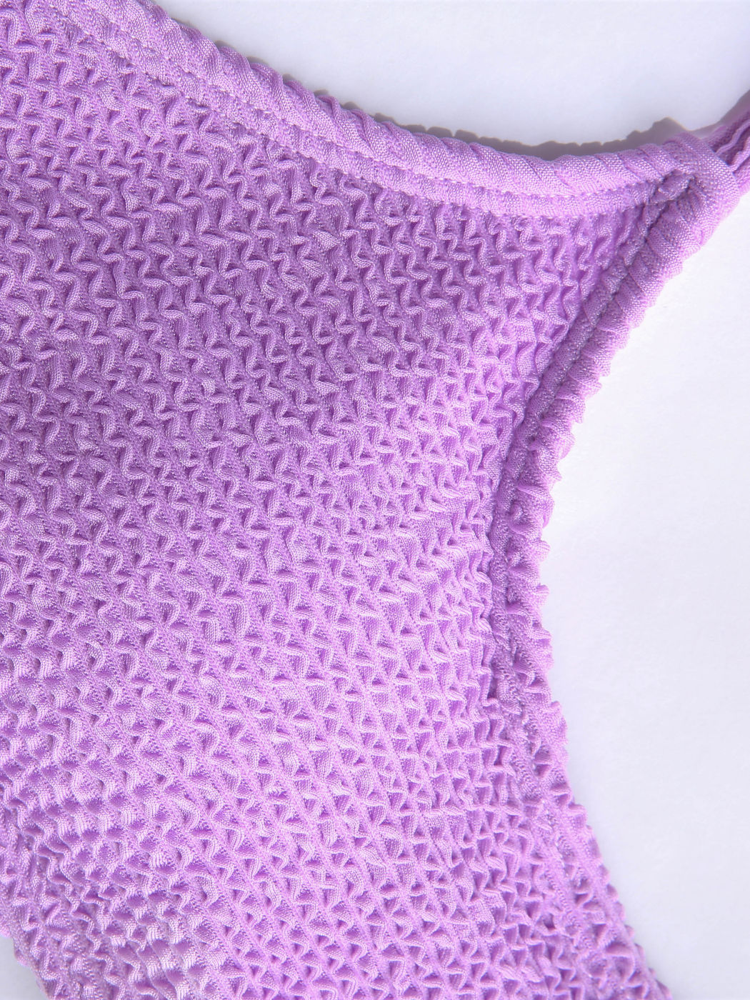 Riemchen-Tanga-Bikini-Badeanzug mit fester Textur