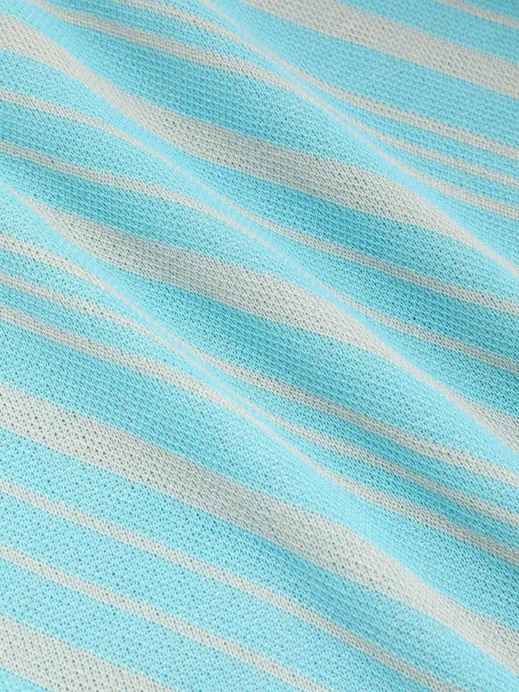  Gestreiftes Strickkleid mit Glockenärmeln