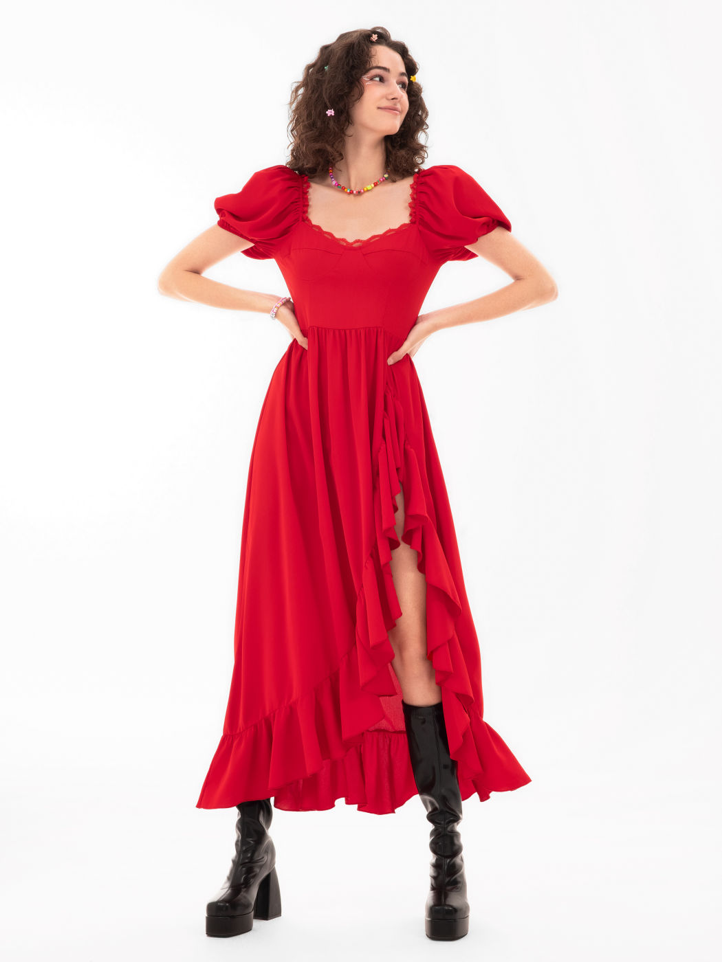 Einfarbiges Maxikleid mit Rüschen am Saum und Schlitz an der Seite