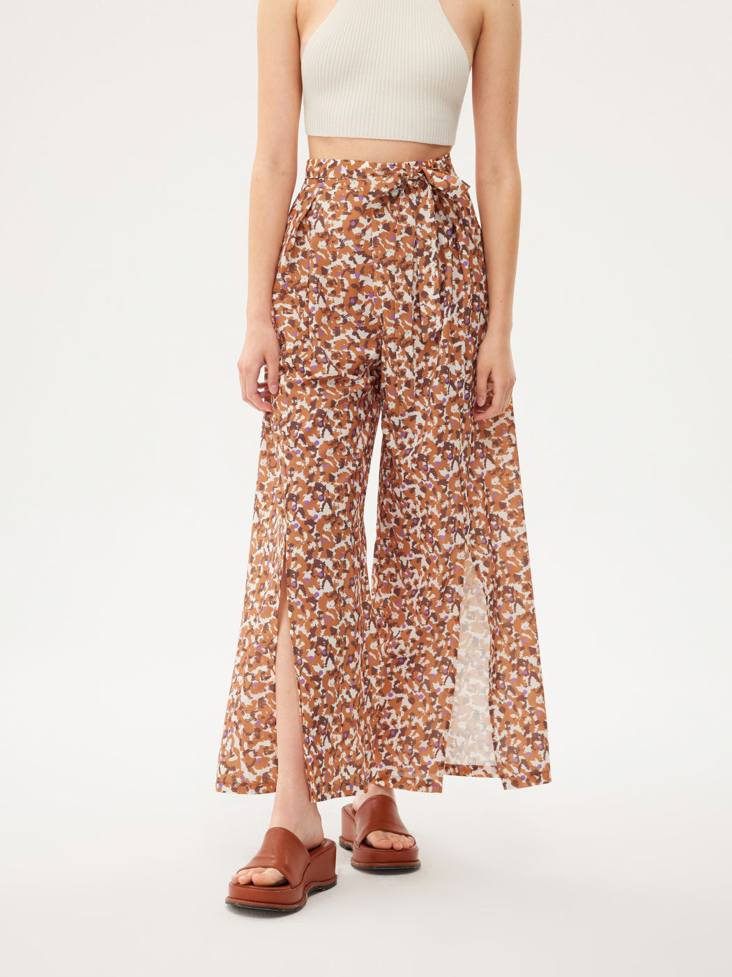 Hose mit weitem Bein und Schlitz vorne