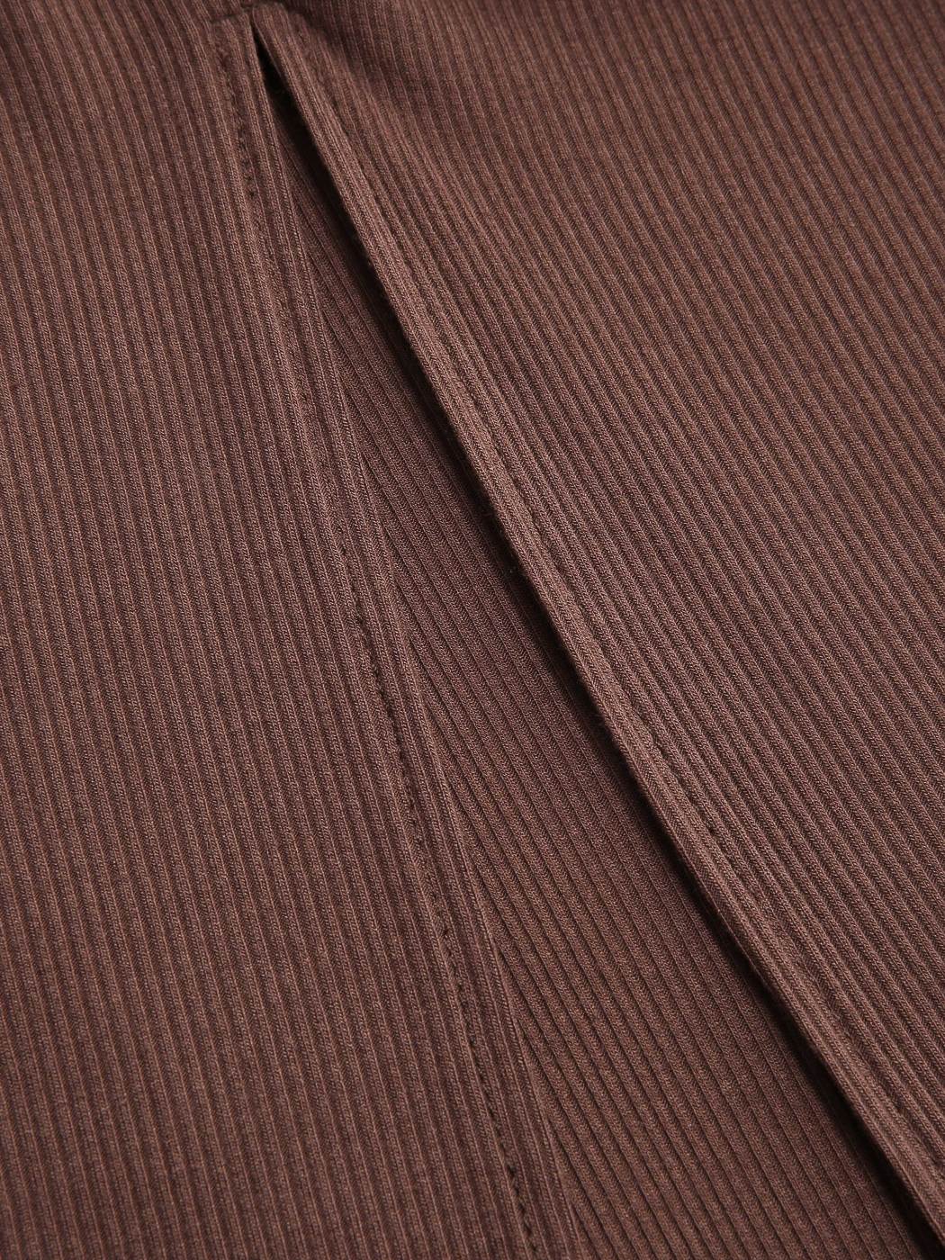 Geripptes One-Shoulder-Kleid ausgeschnitten