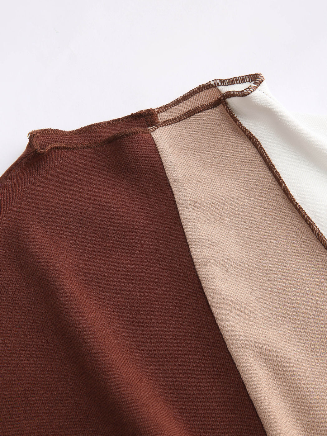 Kontrastfarbenes Minikleid mit Kordelzug