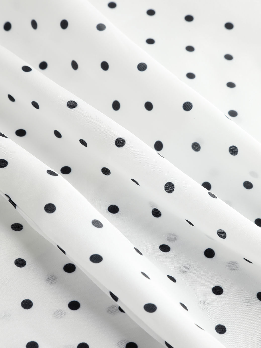 Gepunktetes Kleid mit Puffärmeln