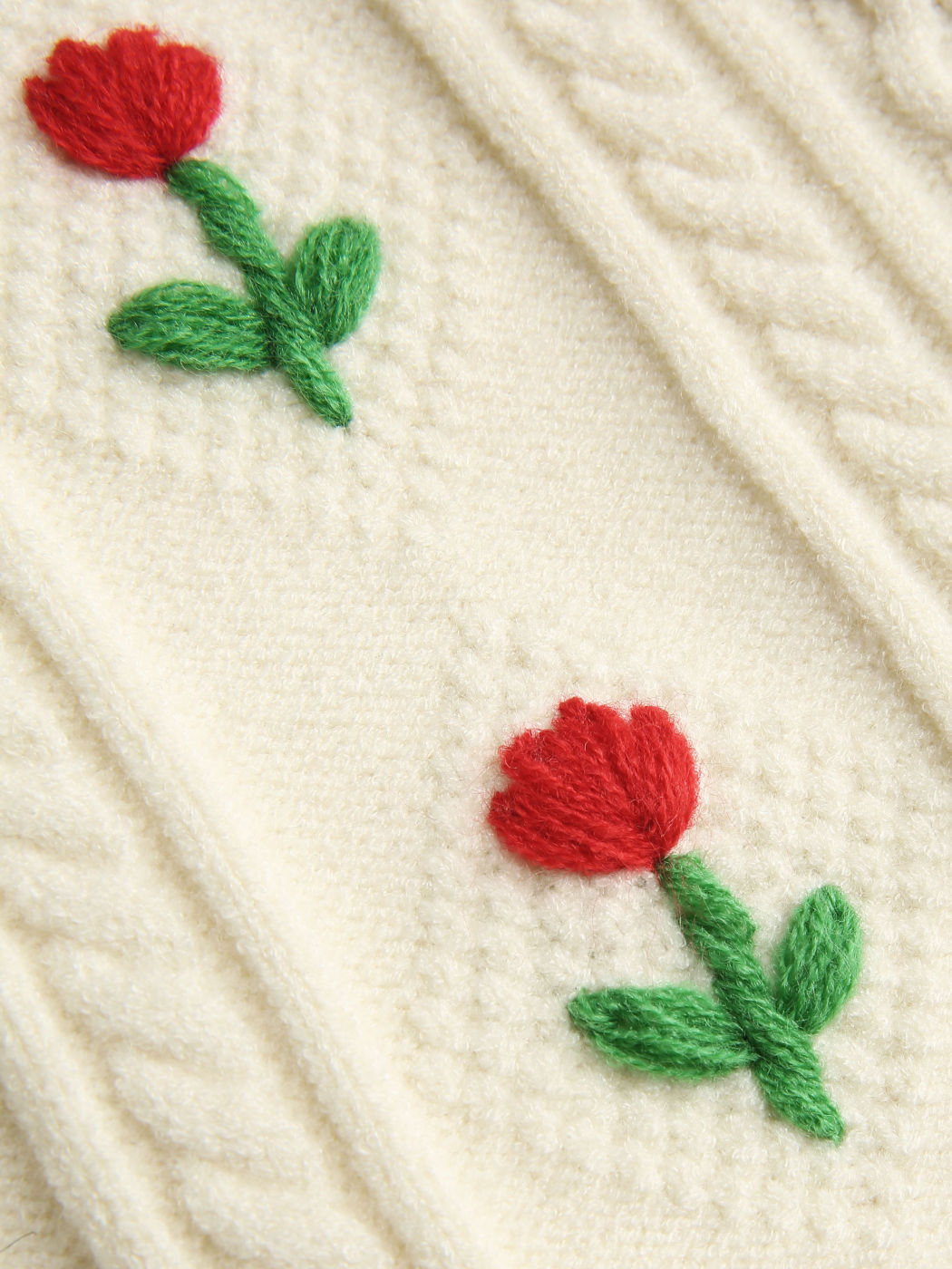 Strickweste mit Blumenstickerei und Textur