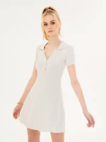 Einfarbiges Minikleid aus Rippstrick mit Knöpfen