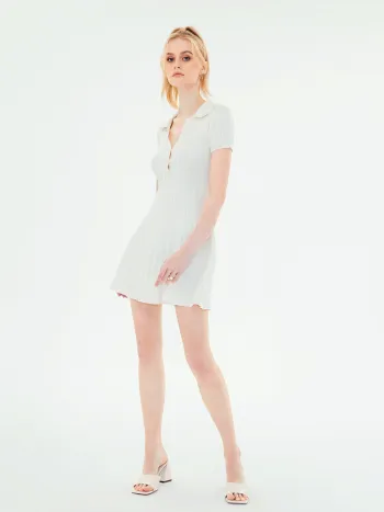 Einfarbiges Minikleid aus Rippstrick mit Knöpfen