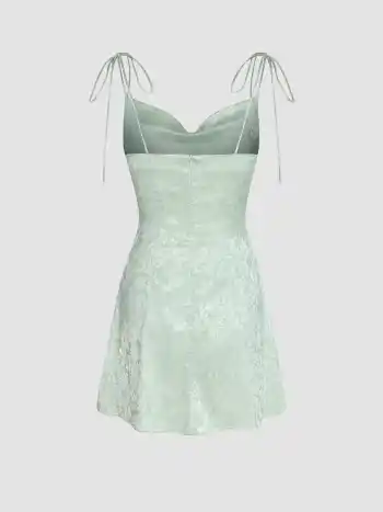 Geblümtes Jacquard-Kleid mit geschnürter Schulter und Wasserfallausschnitt