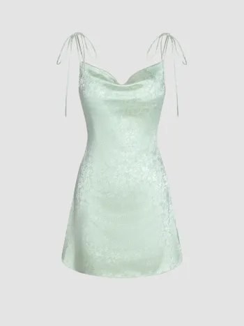 Geblümtes Jacquard-Kleid mit geschnürter Schulter und Wasserfallausschnitt