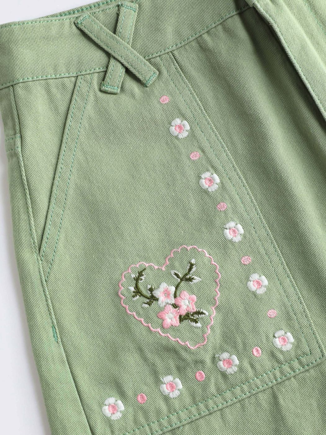 Denim-Shorts mit Herz- und Blumenstickerei