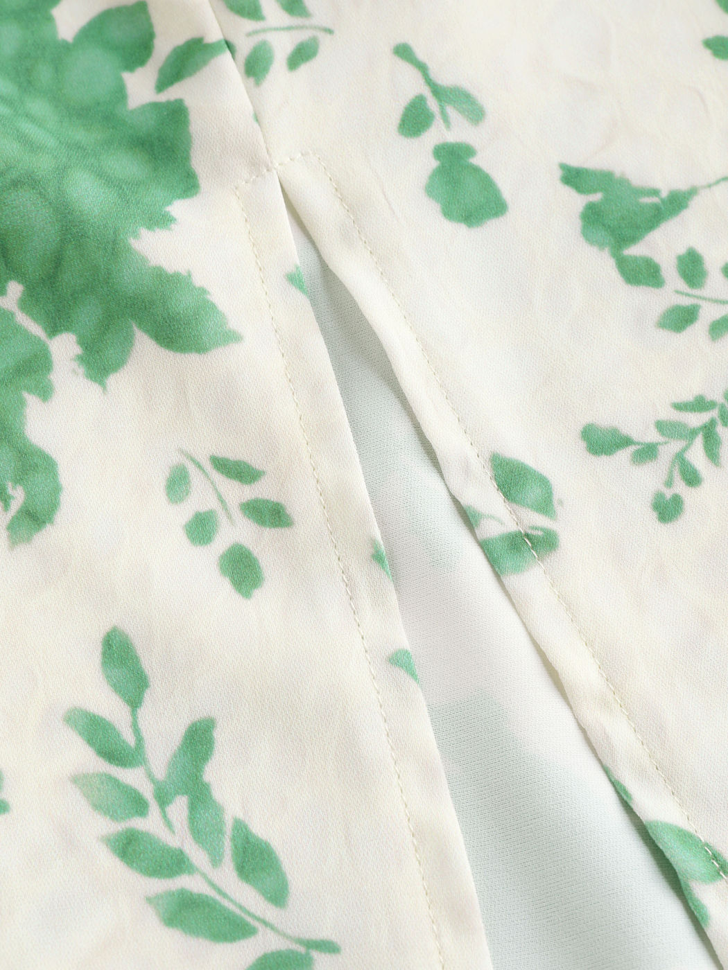 Midi-Kleid mit Schlitz und Fruchtdruck