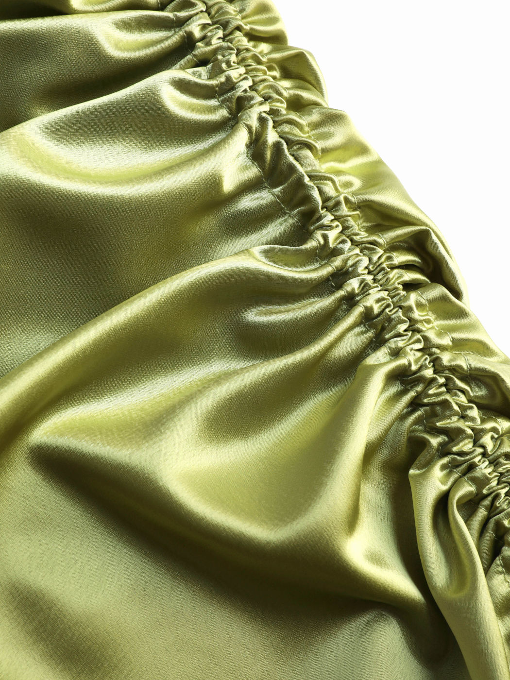 Minikleid aus Satin mit Rüschen und Wasserfallausschnitt