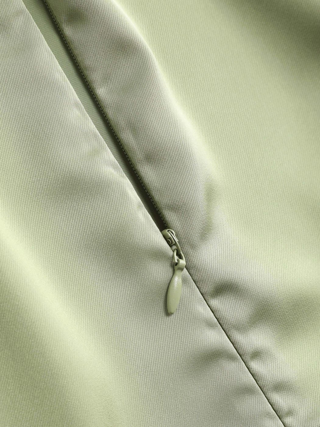 Solidr Satin-Overall mit Wasserfallausschnitt und Gürtel