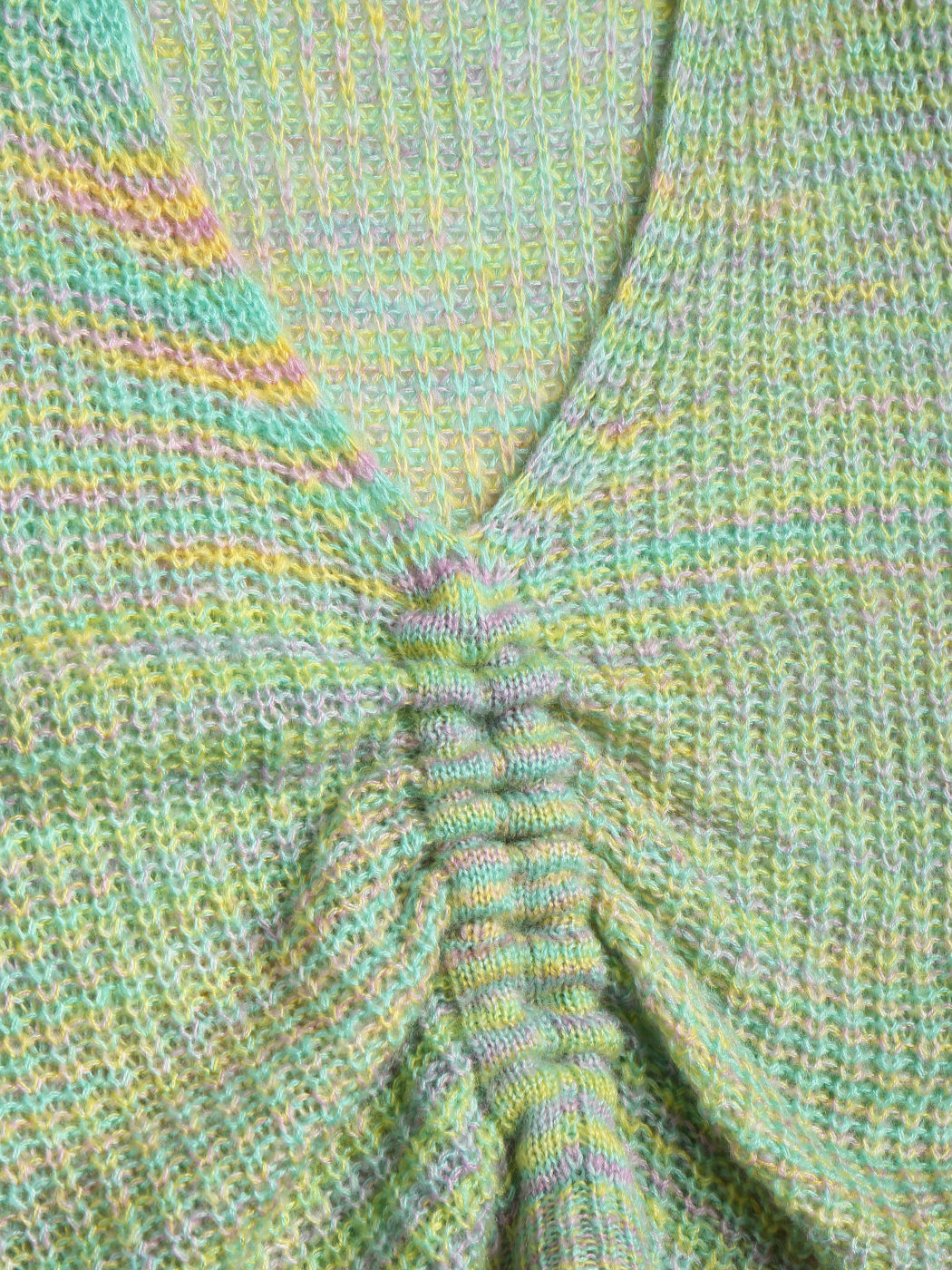 Strickoberteil mit Regenbogenstreifen