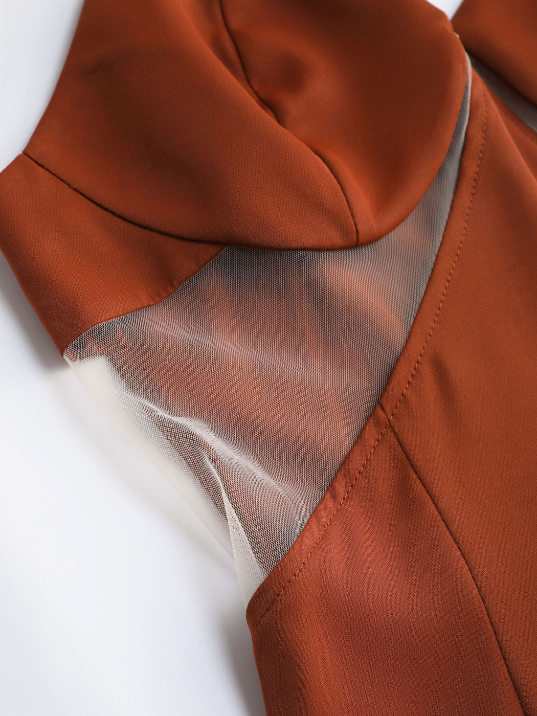 Midikleid mit Strasskette und Patchy-Schlitz
