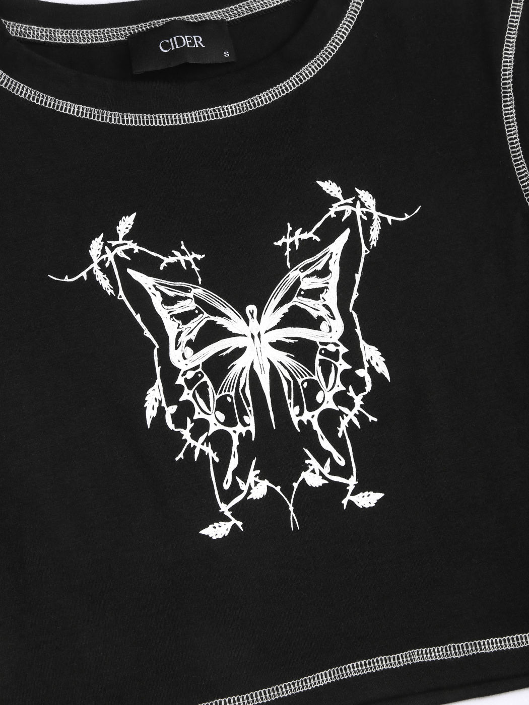  Camiseta Crop Baby con Bordado de Mariposa