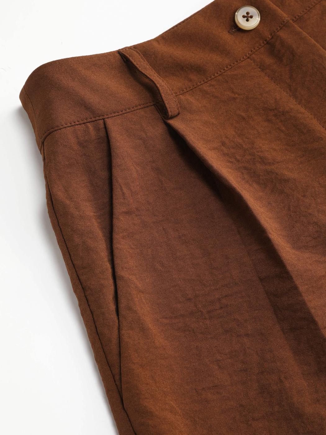 Einfarbige Mini-Shorts mit gefalteten Taschen