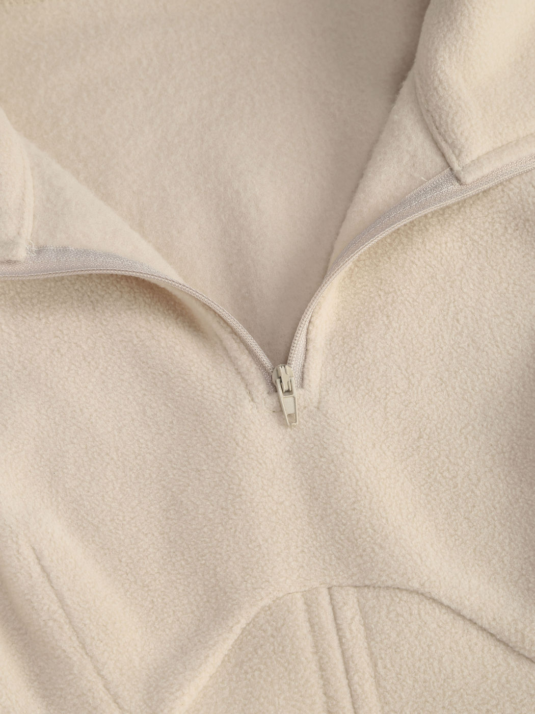 Kurz geschnittenes Sweatshirt aus einfarbiger Lammwolle