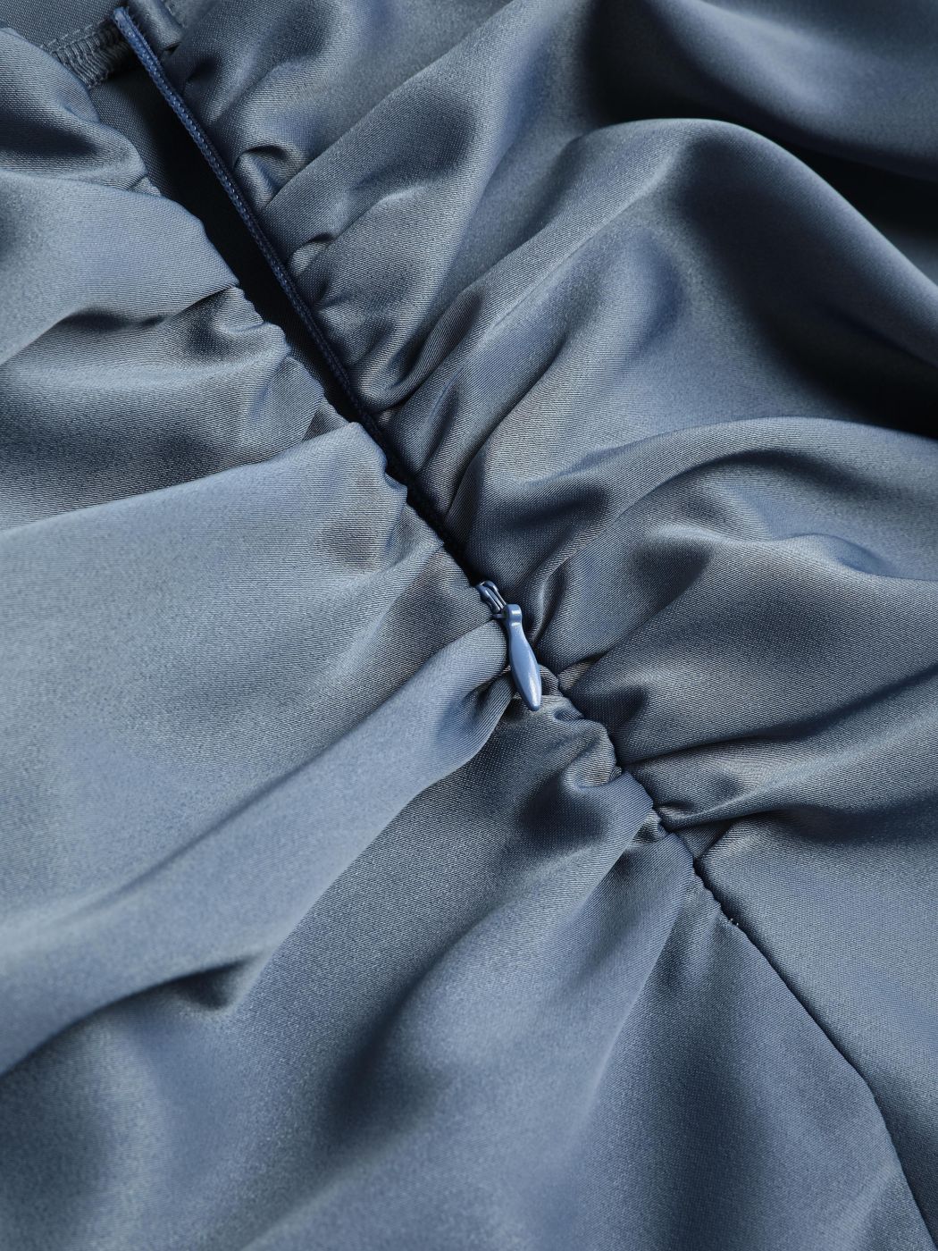 Rückenfreies, asymmetrisches Kleid mit Rüschen und Kordelzug