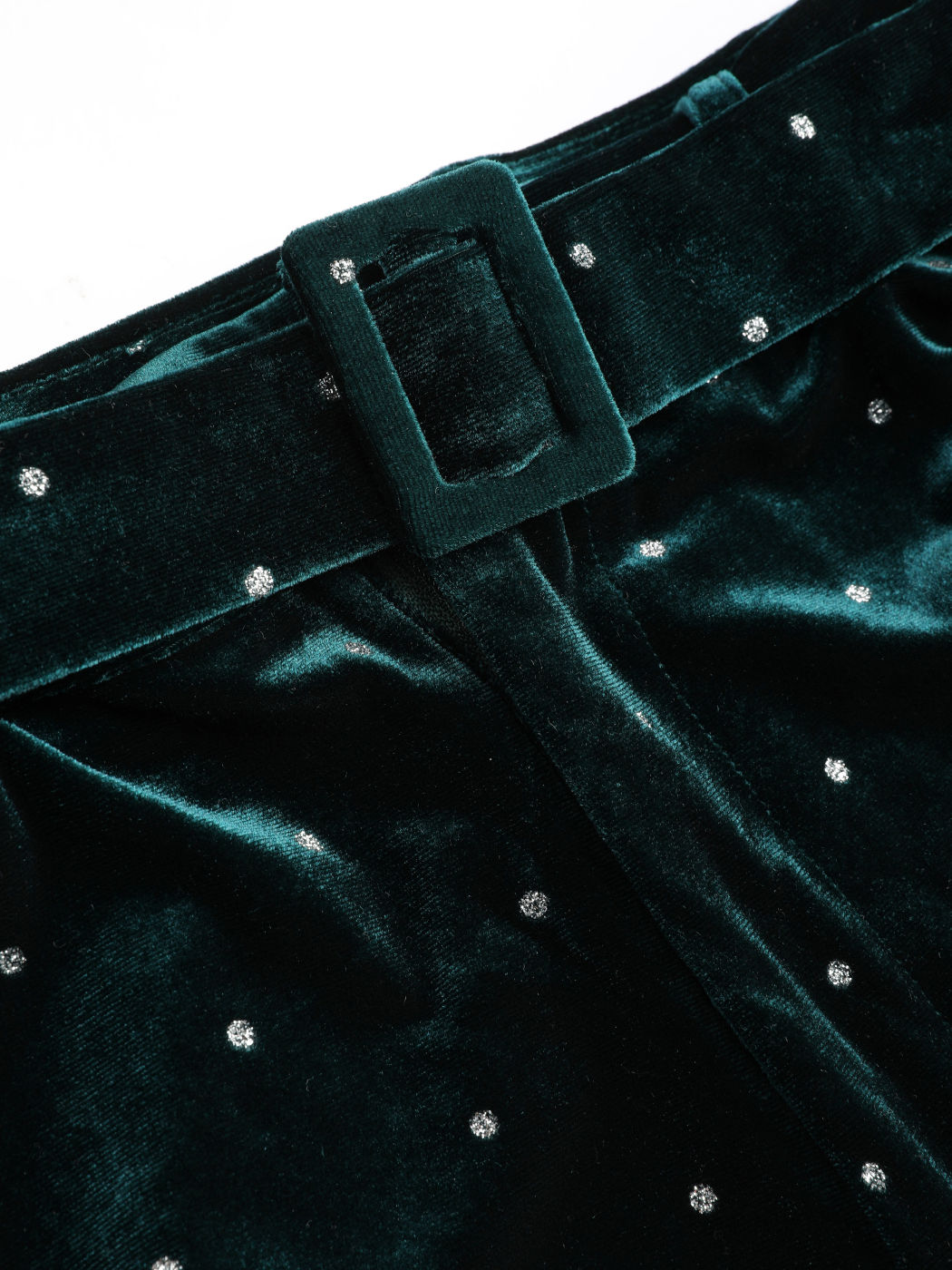  Samthose mit Diamant-Detail, weitem Bein und Gürtel