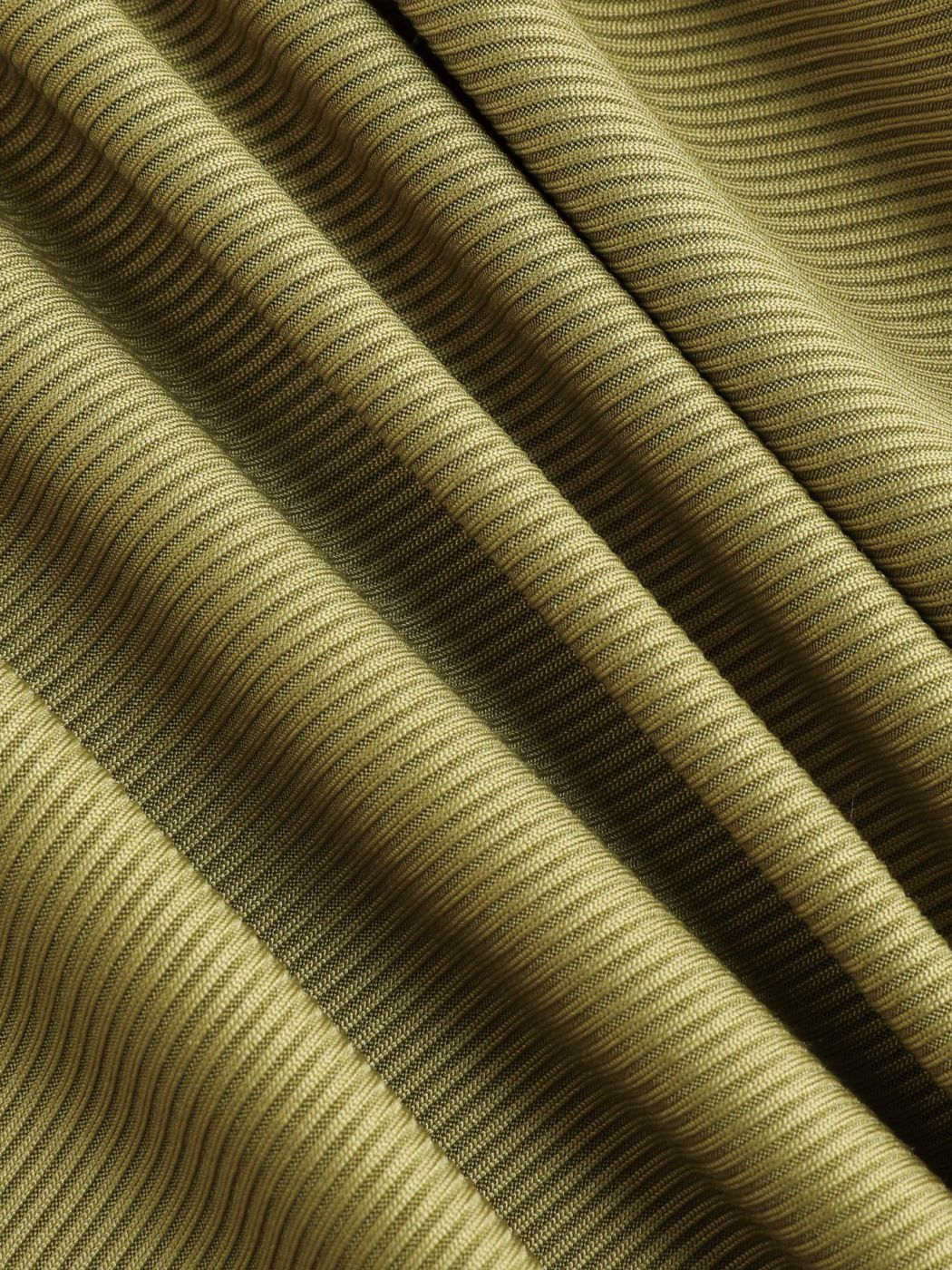 Ärmelloses Kleid mit Stichschlitz und Rüschen