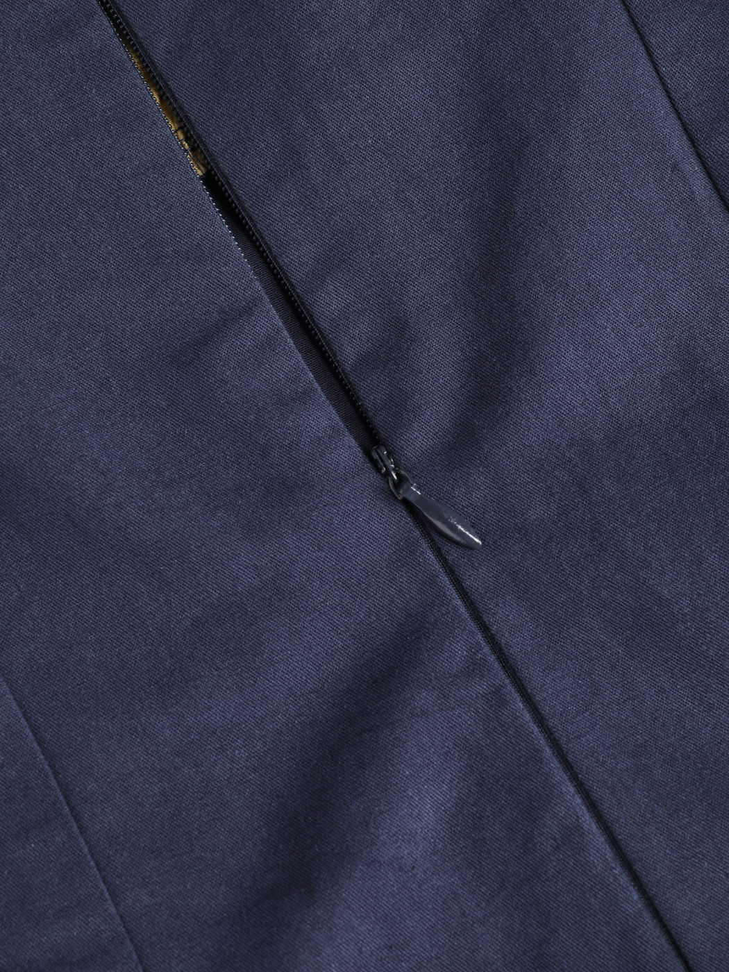 Zweifarbiges, plissiertes Cami-Kleid mit Gürtel