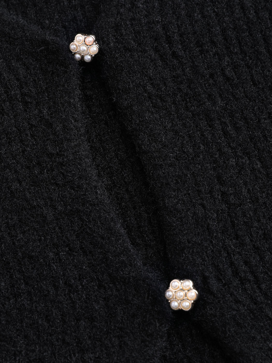 Strickjacke mit Blumenknopfausschnitt