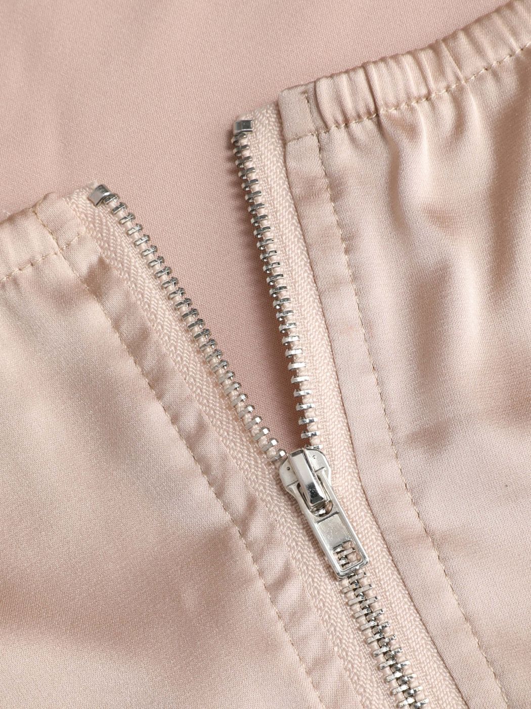 Rückenfreies Crop-Top aus Satin mit Neckholder