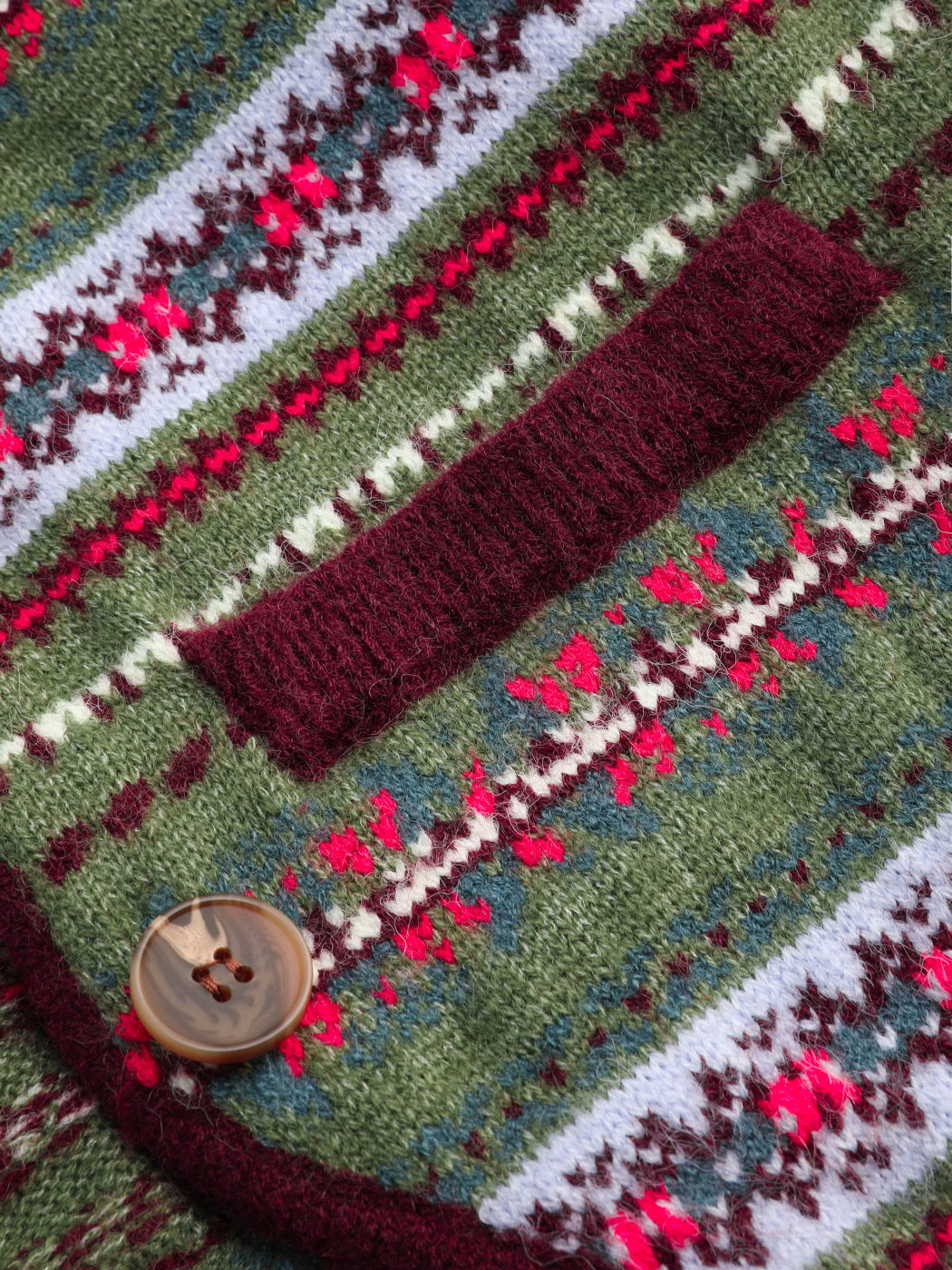 Strickweste mit Knöpfen und Streifen
