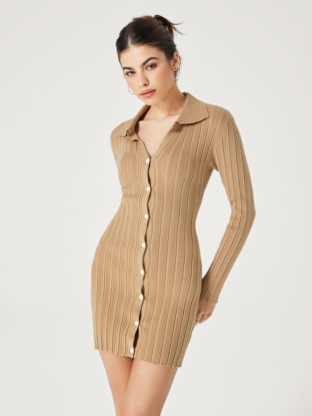 Gestricktes kurzes Kleid mit festem, kontrastierendem Kragen