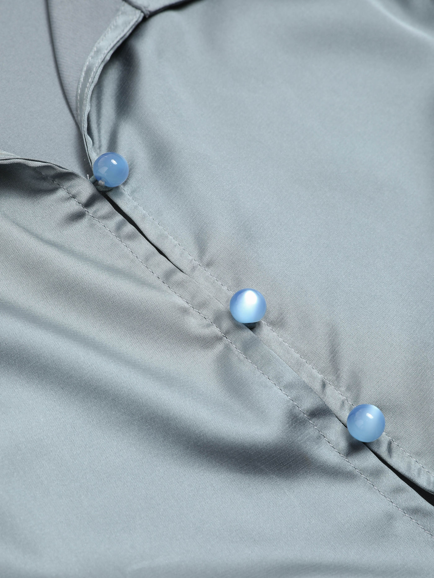 Crop-Bluse aus Satin mit Tunnelzugknöpfen