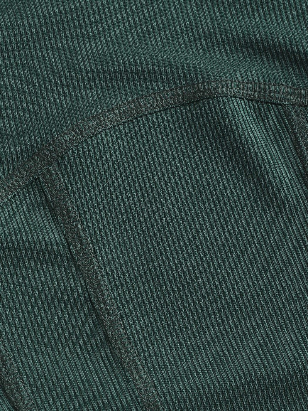 Einfarbiges, geripptes Korsettkleid mit gerafftem Schlitz