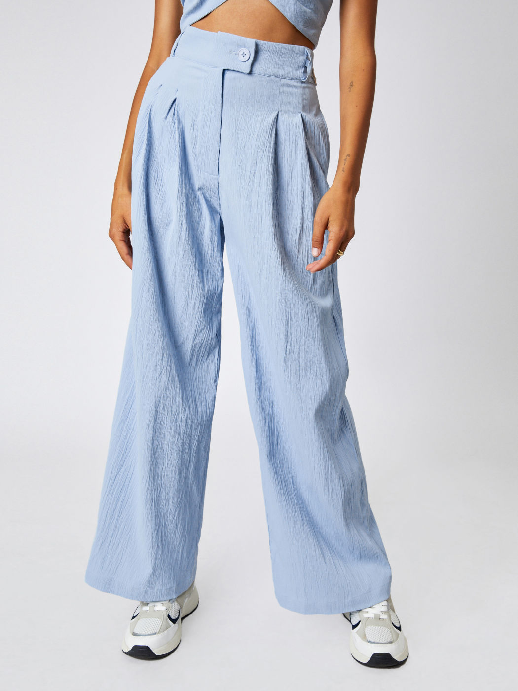  Texturierte Hosen mit Ketten-Detail und weitem Bein