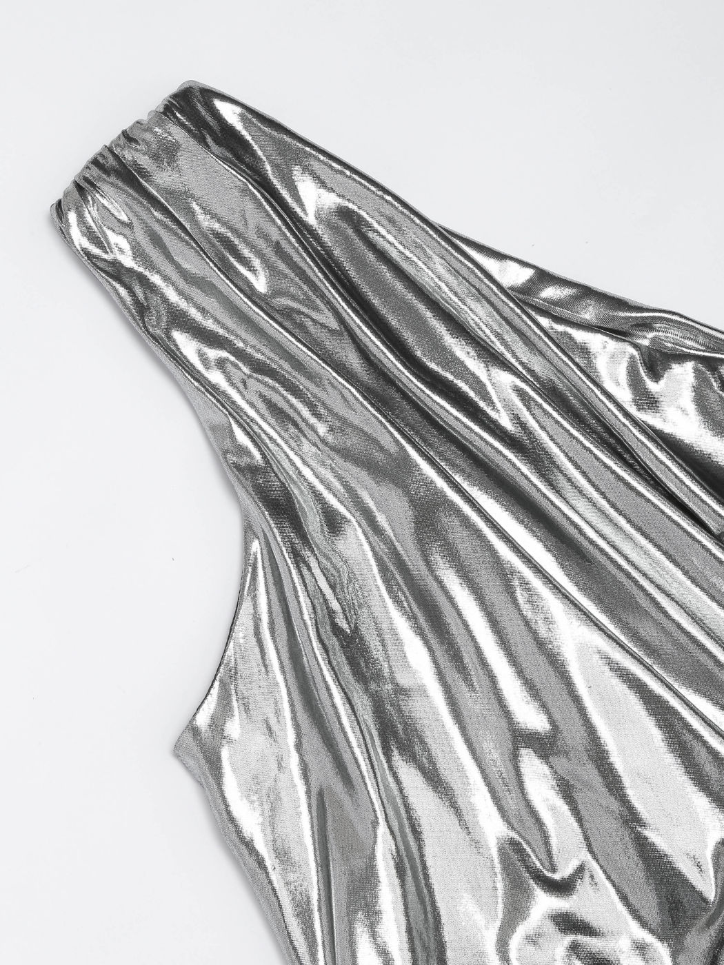 Kurzes Kleid mit asymmetrischem Ausschnitt in Metallic-Optik