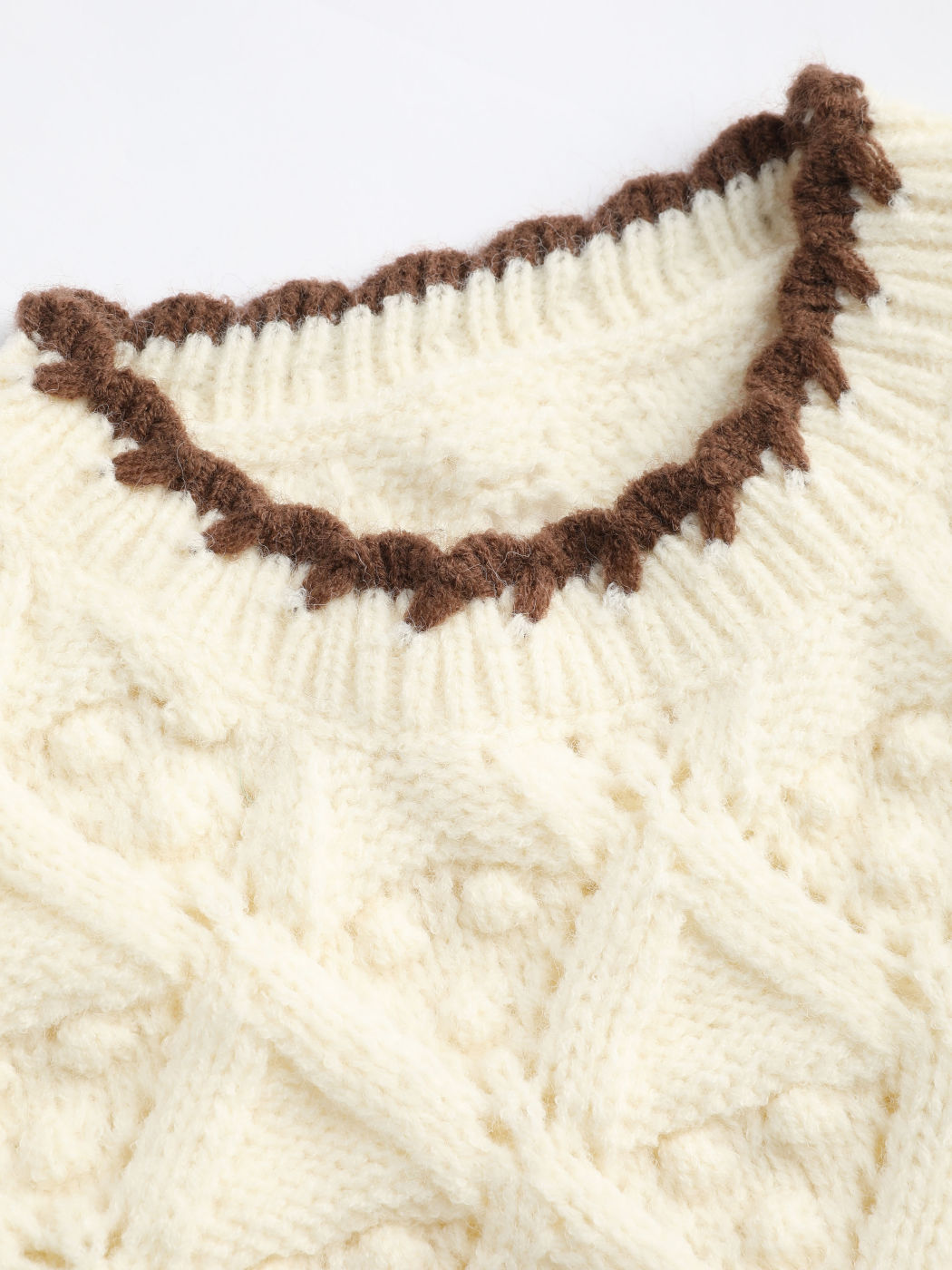 Kontrastierende gestrickte kurze Weste
