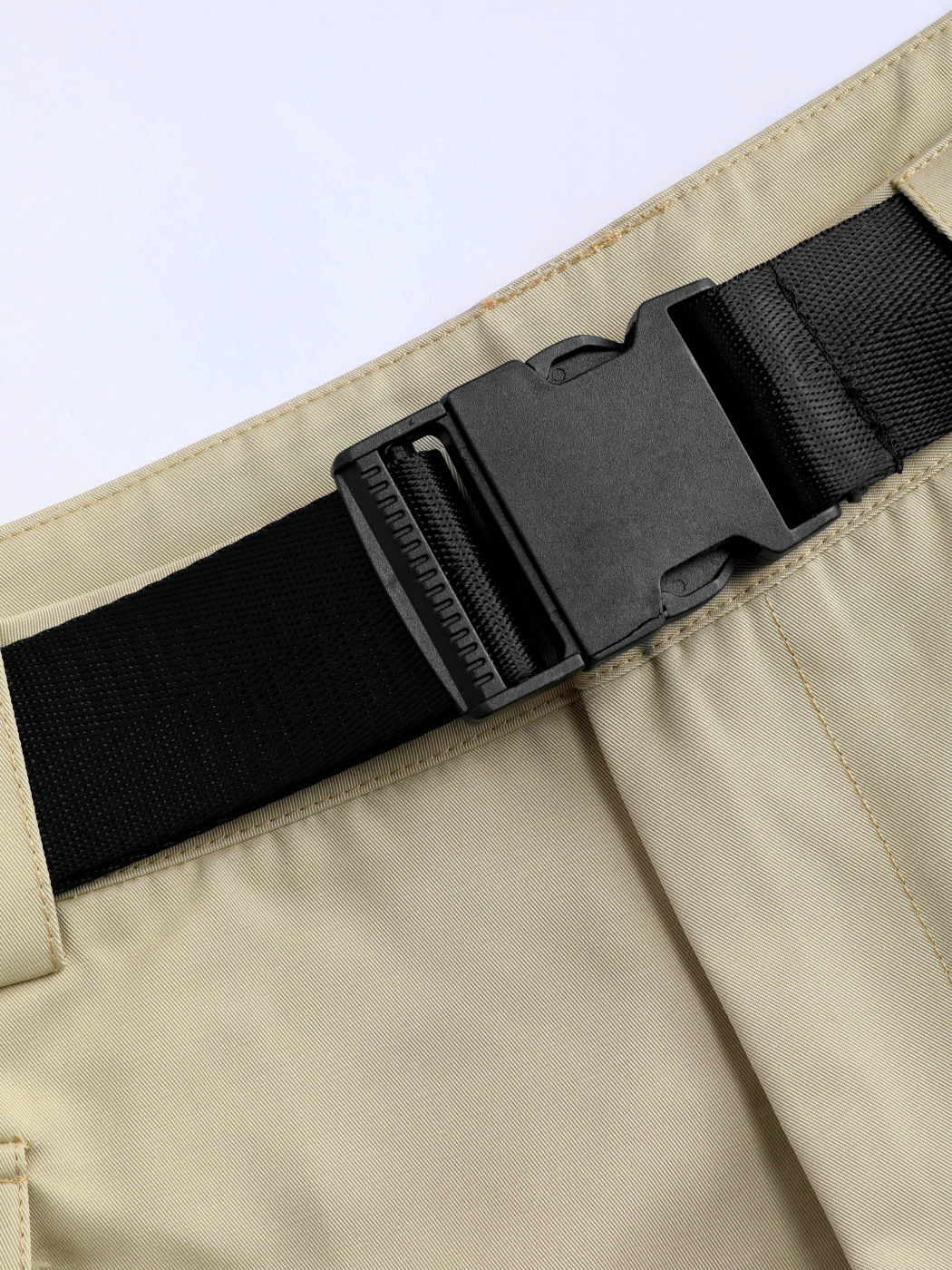  Einfarbige Cargo-Shorts mit Gürtel
