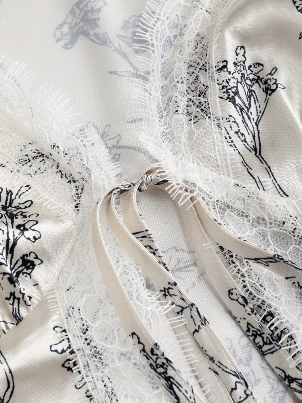 Top mit floraler Spitzenborte in Dark Garden
