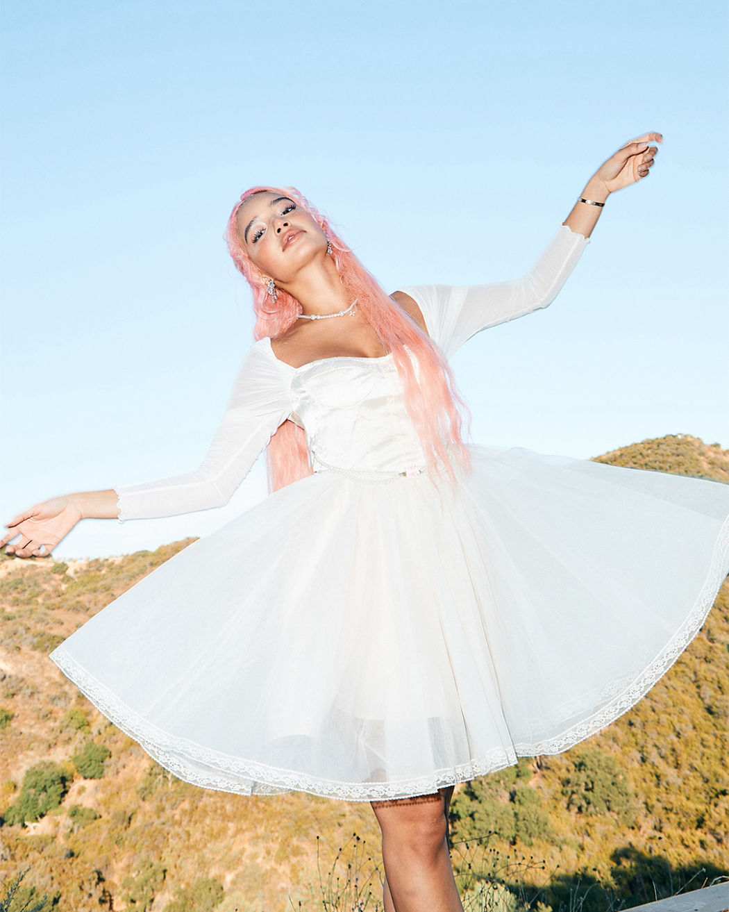 Minikleid aus Satin mit Kunstperlengürtel