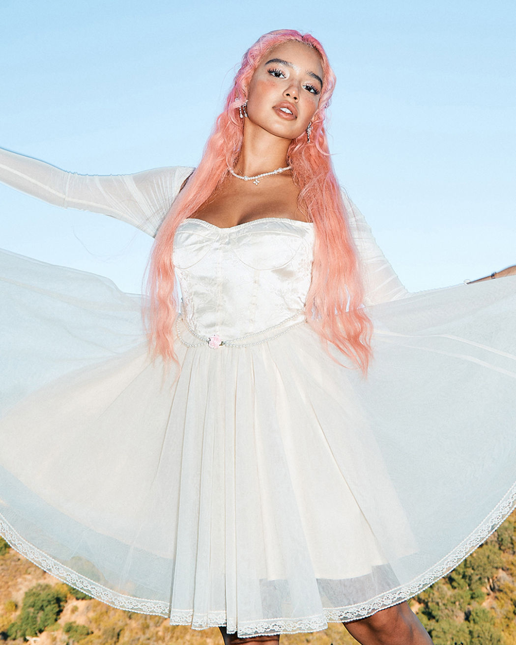 Minikleid aus Satin mit Kunstperlengürtel