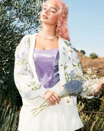 Blumiges Strick-Cardigan für den Garten-Tee