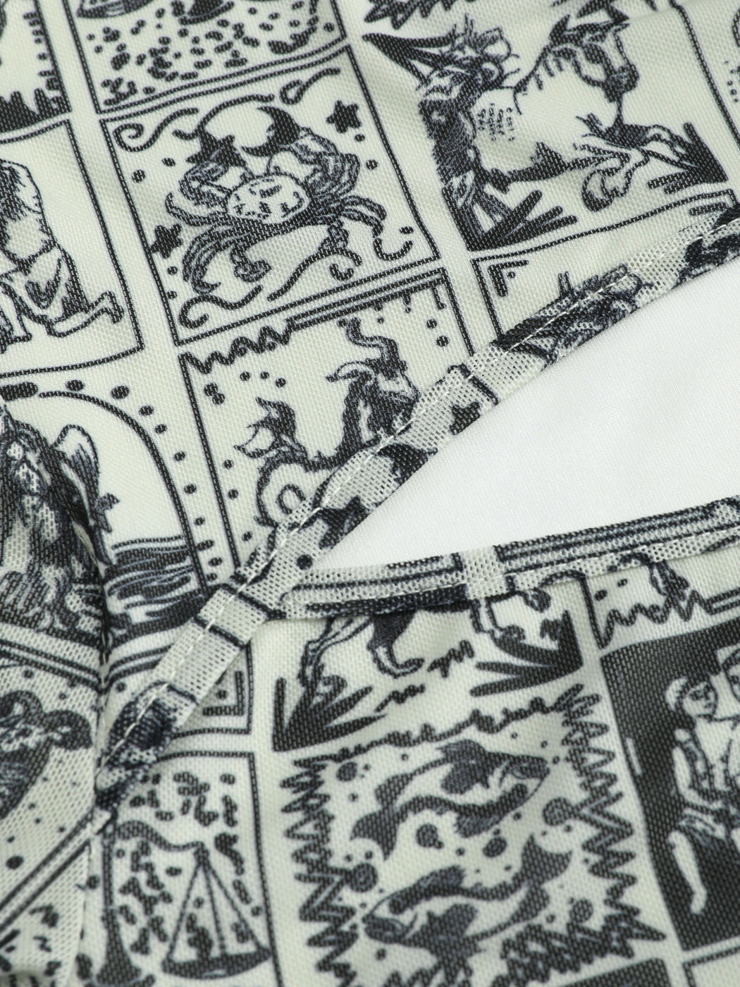 Langärmliges T-Shirt mit Mesh-Grafik und ausgeschnittenem Muster