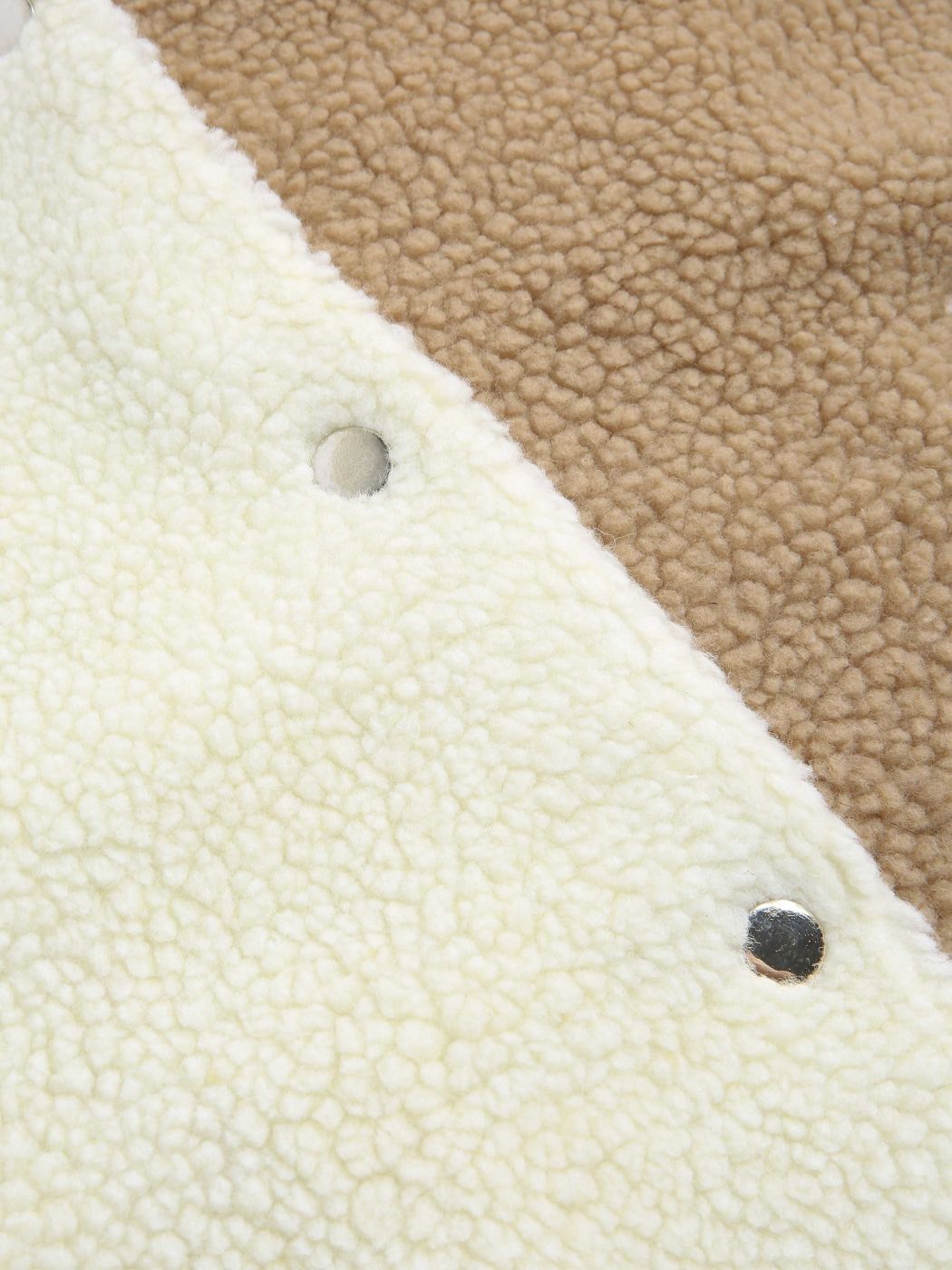Feste, kontrastierende, übergroße Jacke aus Fleece mit Knöpfen