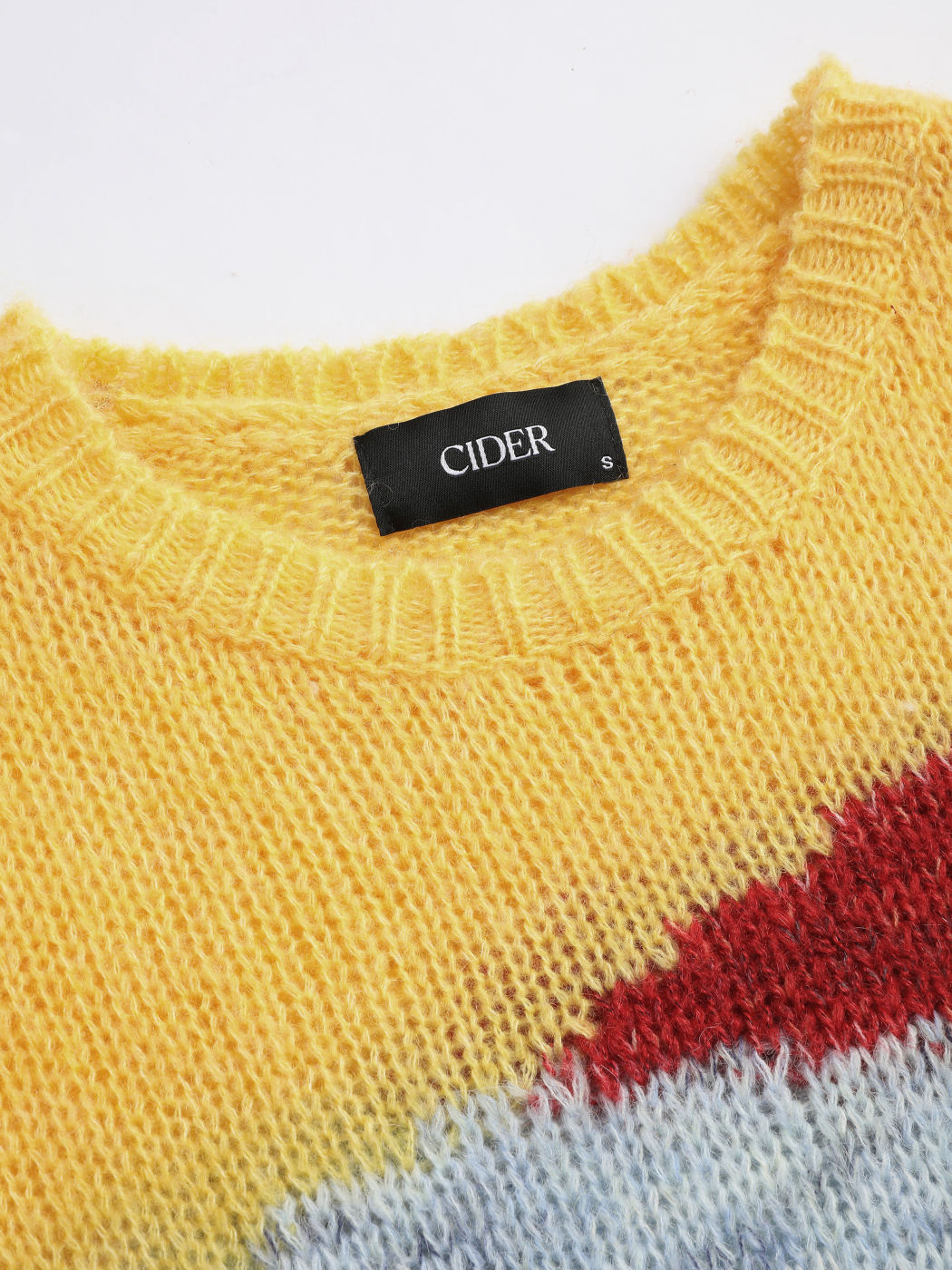 Fleckiger Strickpullover mit langen Ärmeln