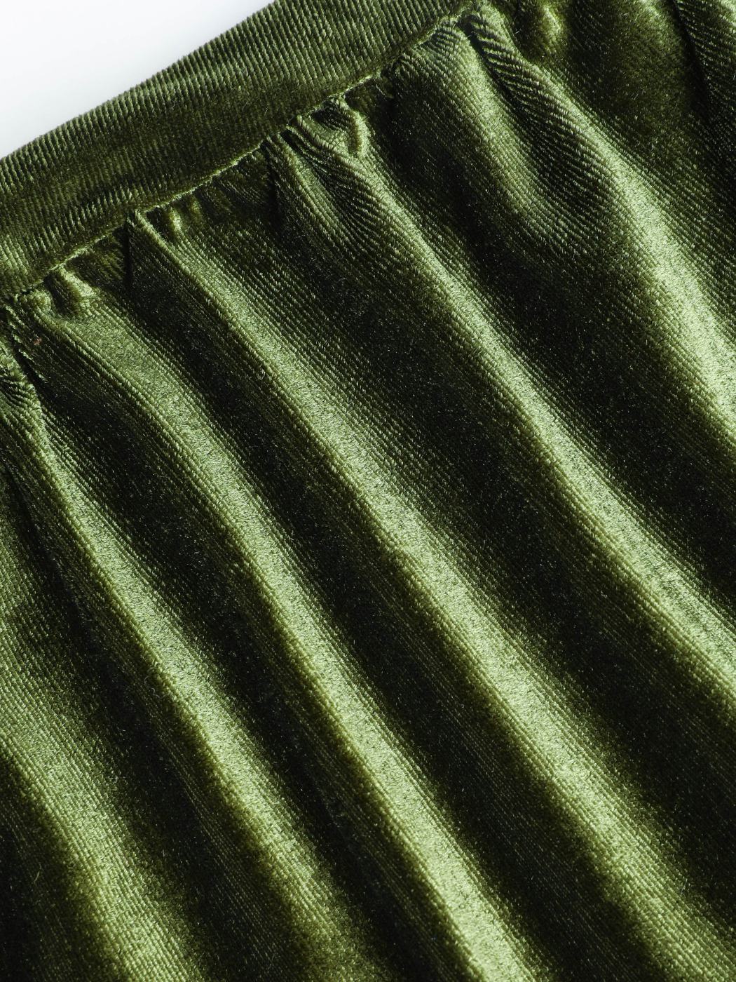 Minikleid aus festem Samt mit U-Ausschnitt