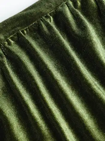Minikleid aus festem Samt mit U-Ausschnitt