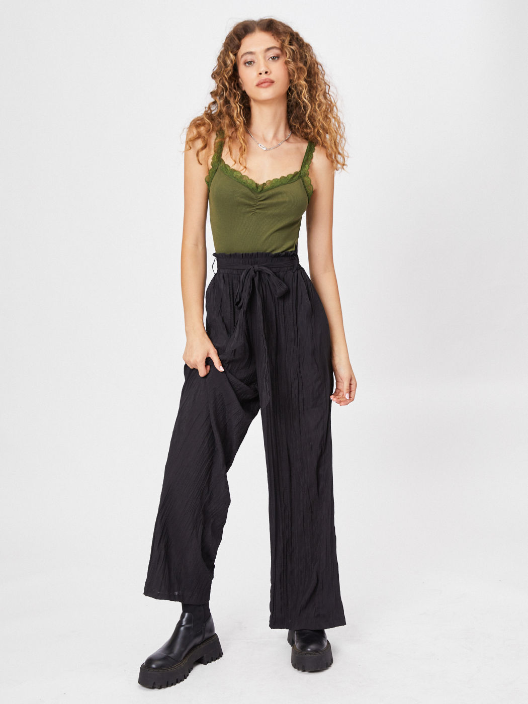  Geknitterte einfarbige geknotete Hosen