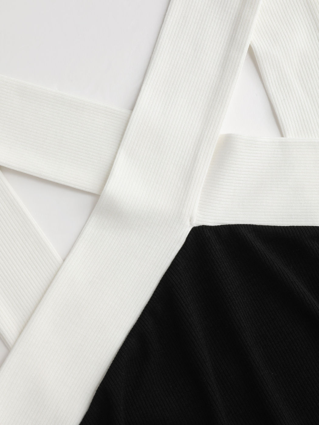 Zweifarbiges Midikleid mit Kreuzschlitz